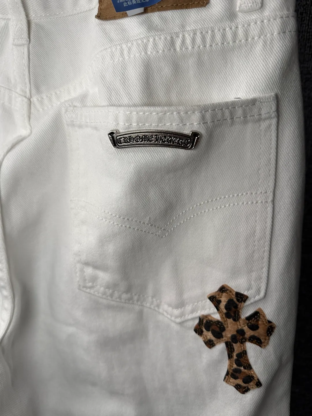 P230 💰 (Top version) Chrome Hearts/Chrome Hearts Classic white leopard print series colored leather cross washed color fabric unisex denim trousers Vibe style straight stacked god-level version Carbon fine bias denim color fabric Old vintage full set of hardware - Chrome Hearts white cow series The high version uses high-ounce custom fabrics, fermentation washing and soft color fixation, soft and thick to wear. The details are all made by hand-polished craftsmanship. Full-print jacquard fabric Unique design style. Through multiple processes to create a full retro feel. Unique niche non-contrast shirt. Customized distressed spray-painted buttons. Craftsmanship in every detail. Color: white leopard print. Size: 28-30-32-34 (corresponding to S-M-L-XL).